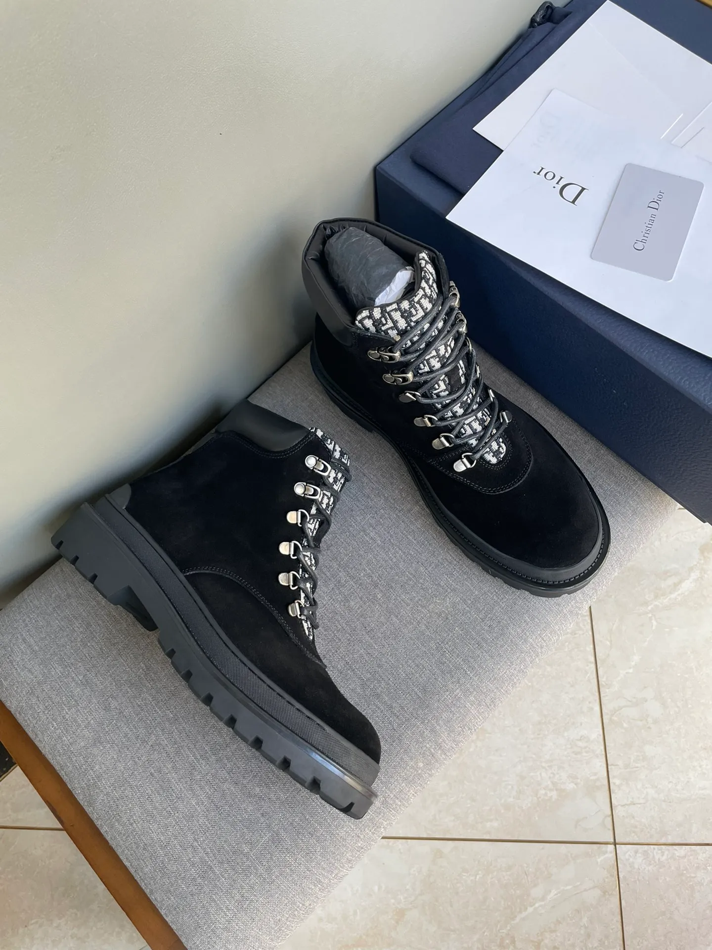 [DIOR] Top P: 1000💰 Number of yards: 39~44 (38.45 custom-made, non-refundable) Dior Dior~ Winter series, original 1:1 development Casual men's leather shoes Heavy investment, shoes and boots are made of imported cowhide + imported Dior special fabric Not easy to deform black cowhide lining Dior large hardware inlay Original TPU vacuum outsole, black cowhide Black open edge beads Military green suede Black suede Khaki suede leather is crafted by a large factory, and the perfect product is only prepared for you who know your taste! Any comparisons are welcome.